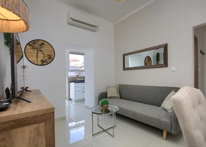 Augustus Apartment *